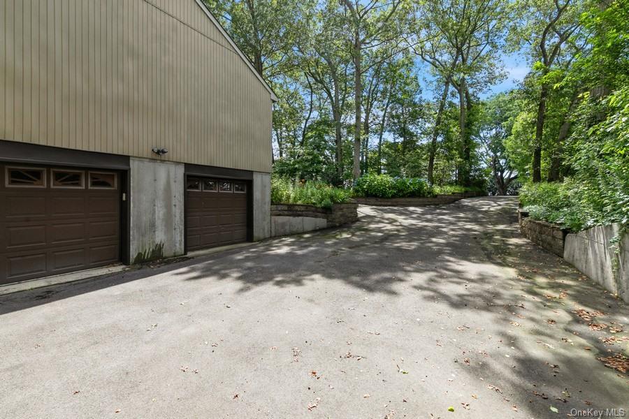 1572 Middle Road, Calverton, NY 11933