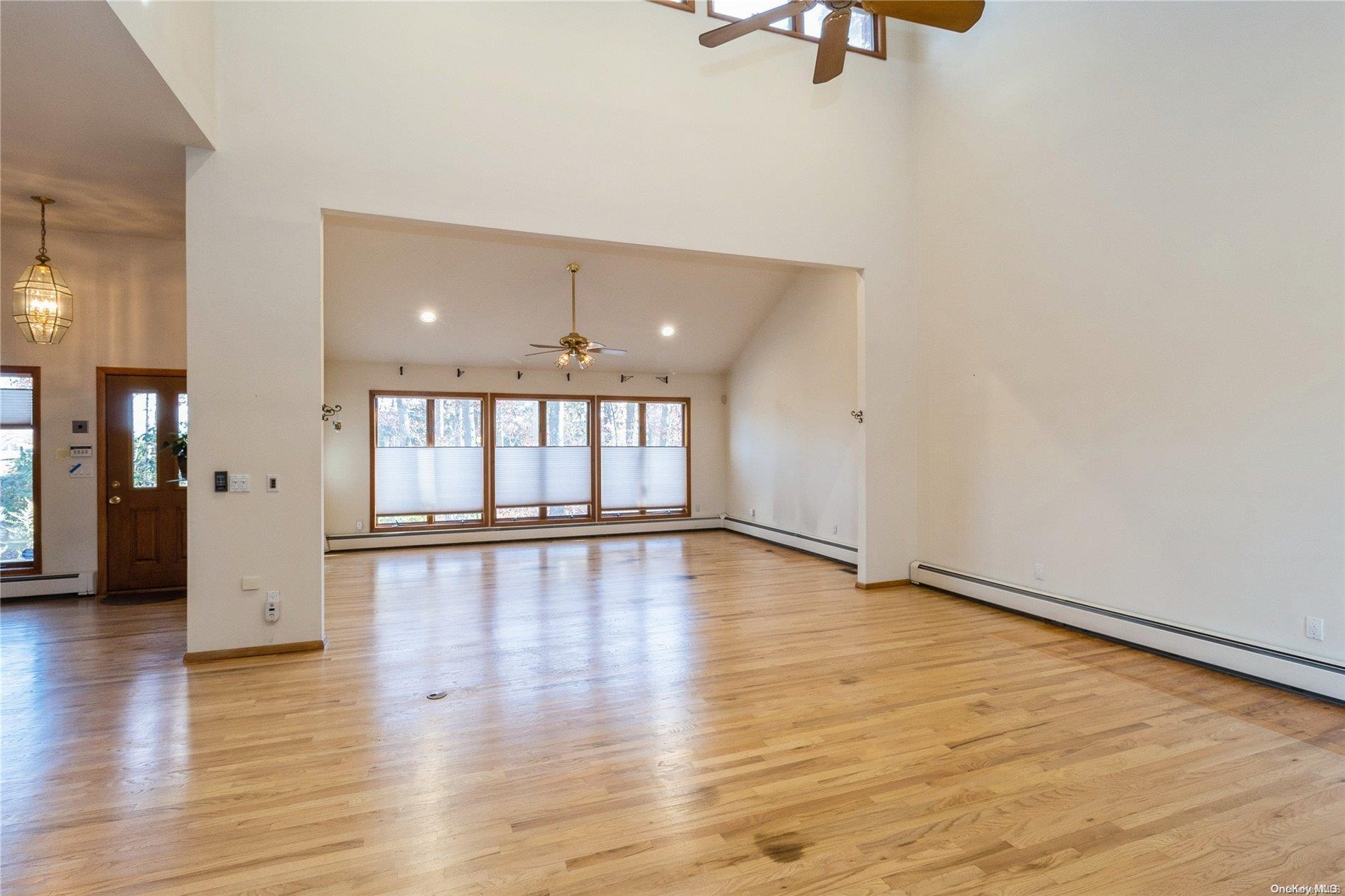 1572 Middle Road, Calverton, NY 11933