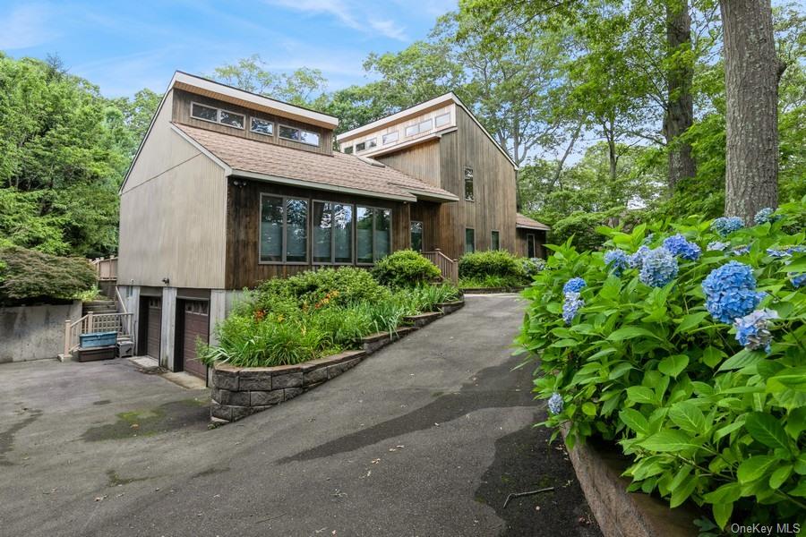 1572 Middle Road, Calverton, NY 11933