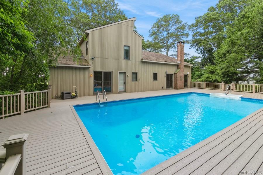 1572 Middle Road, Calverton, NY 11933