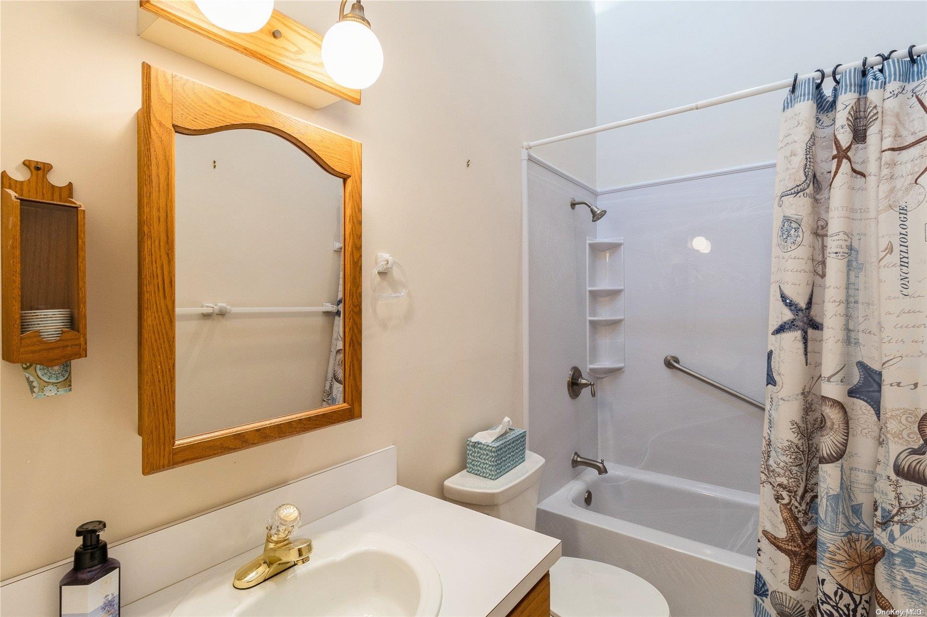 1572 Middle Road, Calverton, NY 11933