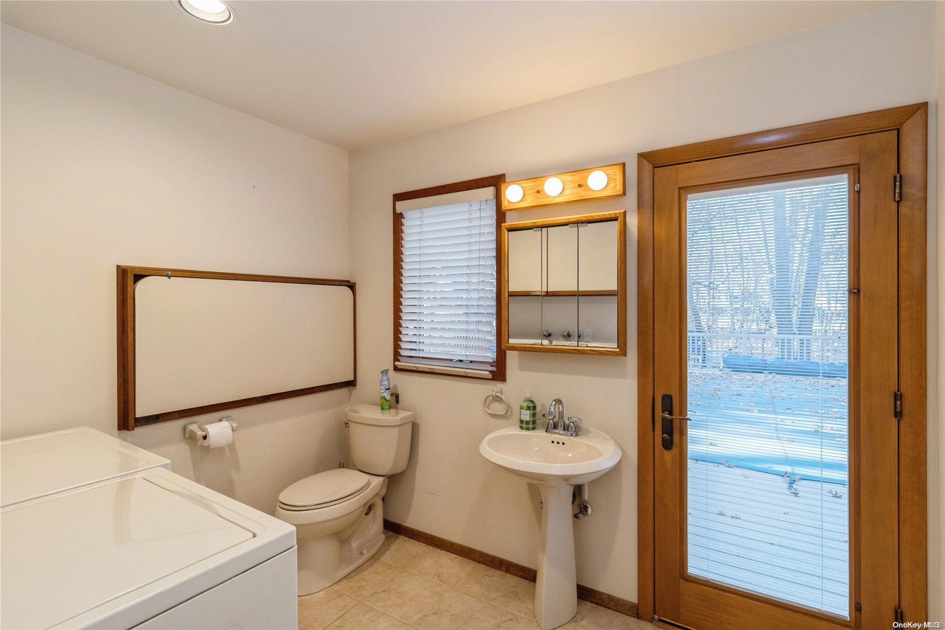 1572 Middle Road, Calverton, NY 11933
