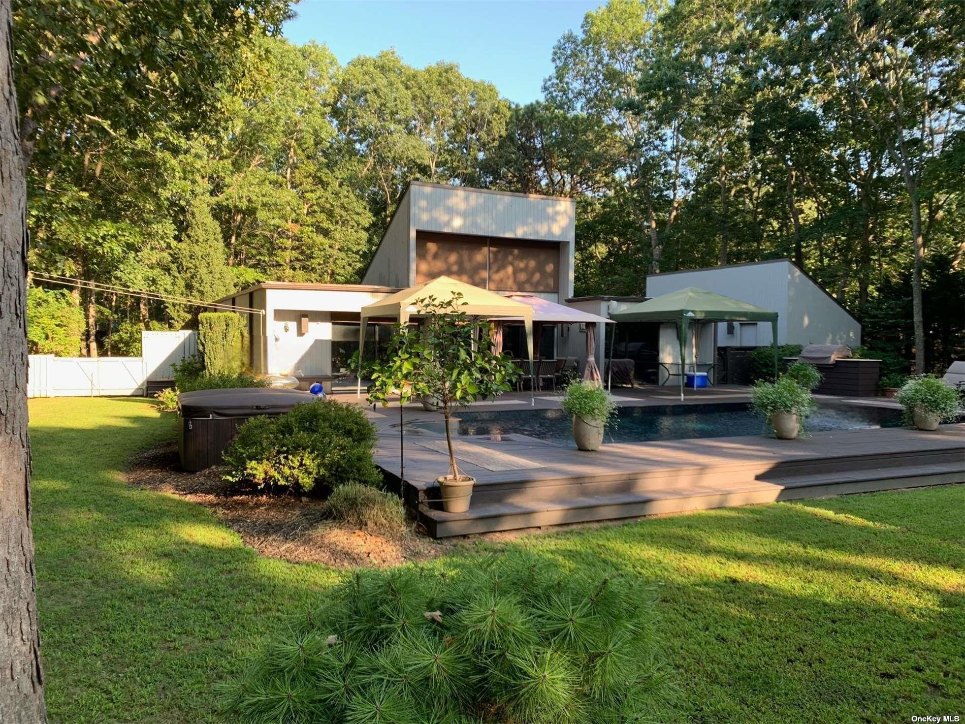 25 N Quarter Road, Westhampton, NY 11977