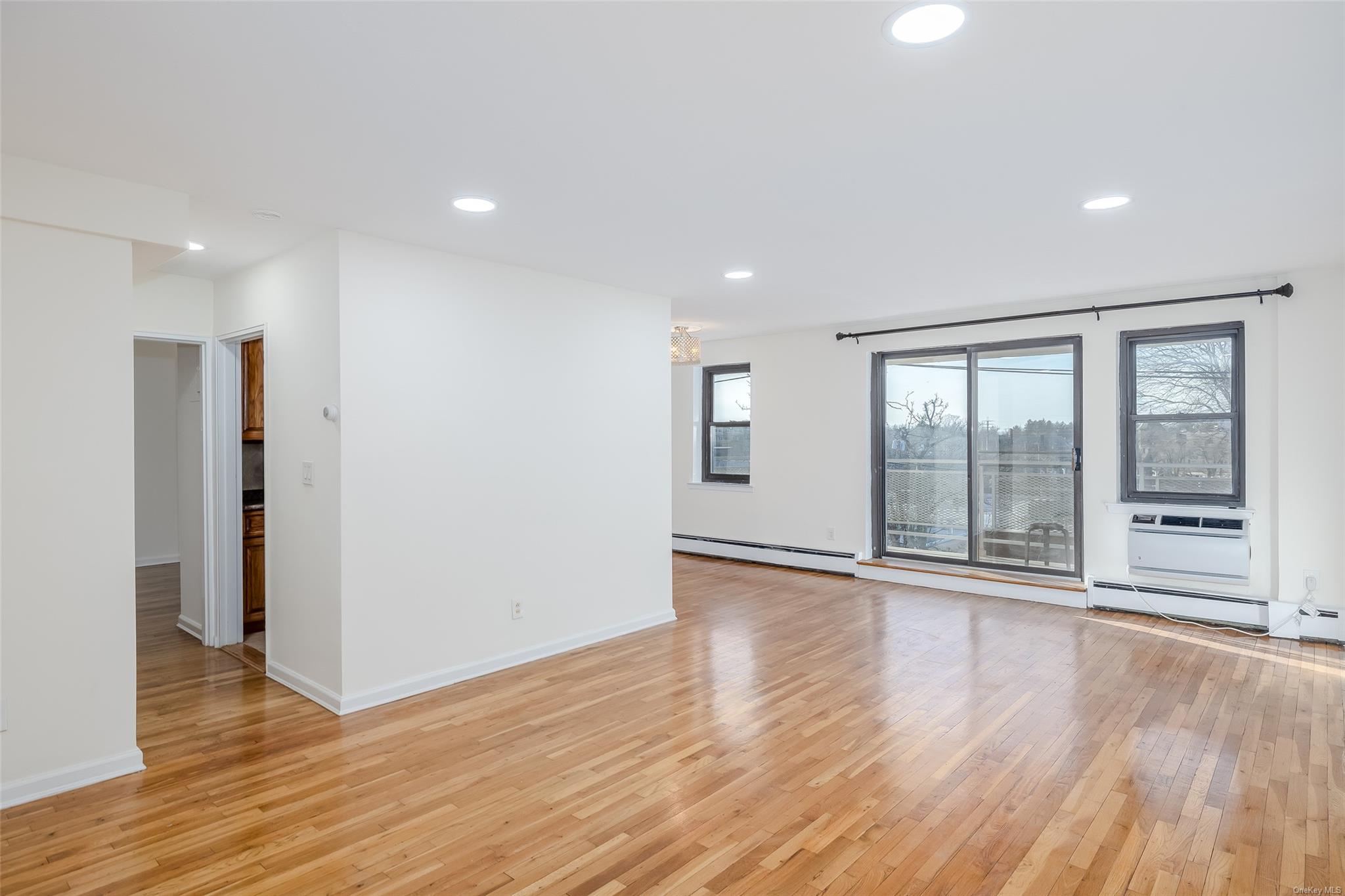 5 Schenck # 2--h, Great Neck, NY 11021