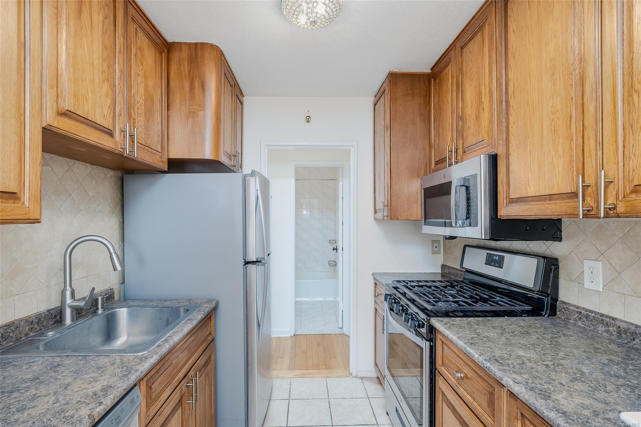 5 Schenck # 2--h, Great Neck, NY 11021