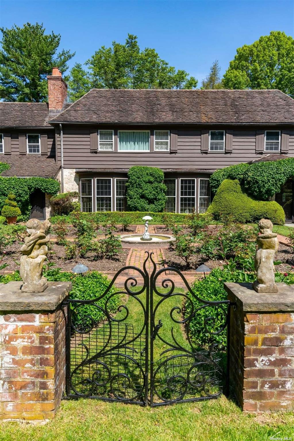 285 Piping Rock Road, Locust Valley, NY 11560