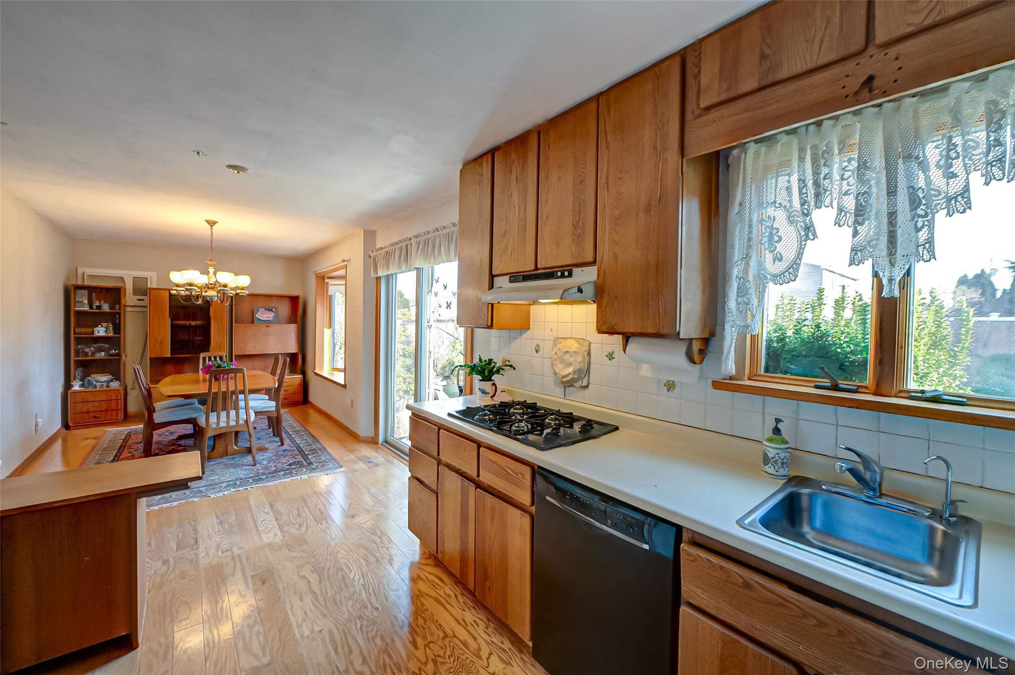 305 West 20th Street, Deer Park, NY 11729