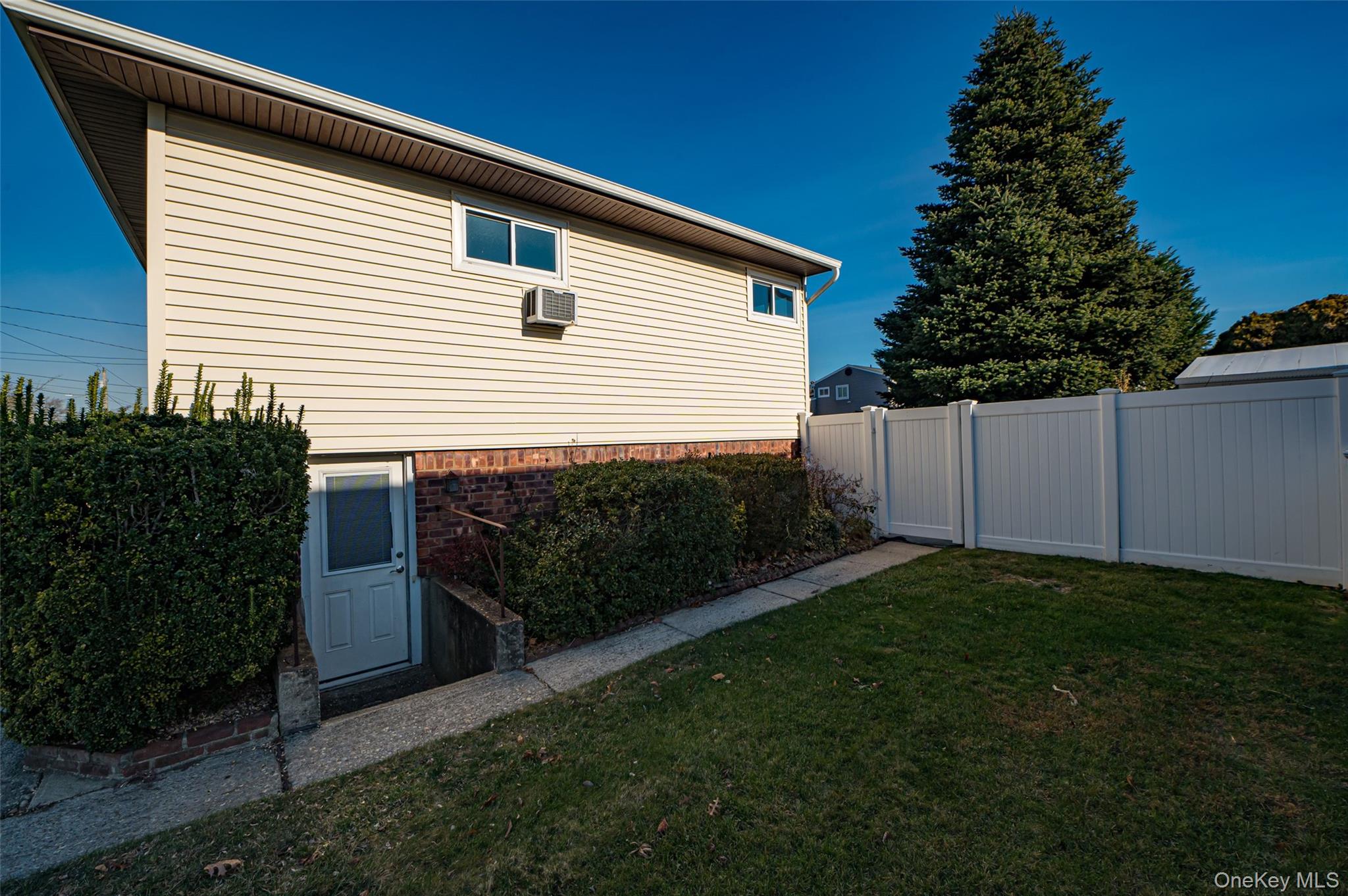 305 West 20th Street, Deer Park, NY 11729