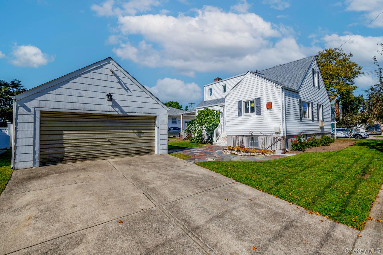 33 Farnum Street, Lynbrook, NY 11563