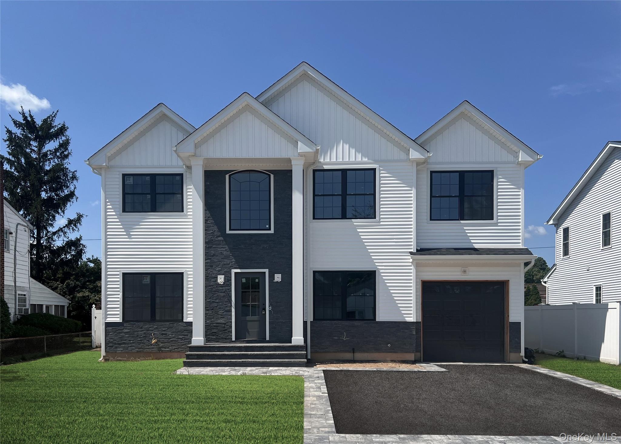 48 Knickerbocker Road E, Plainview, NY 11803