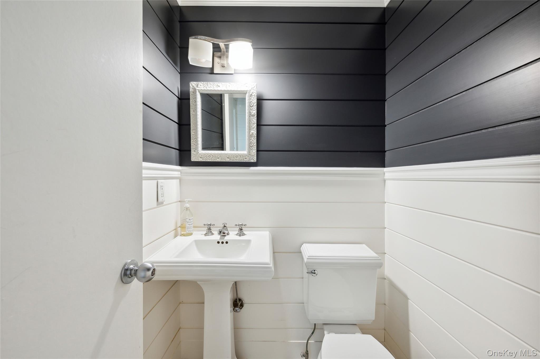 6 Woodland Way, Quogue, NY 11959