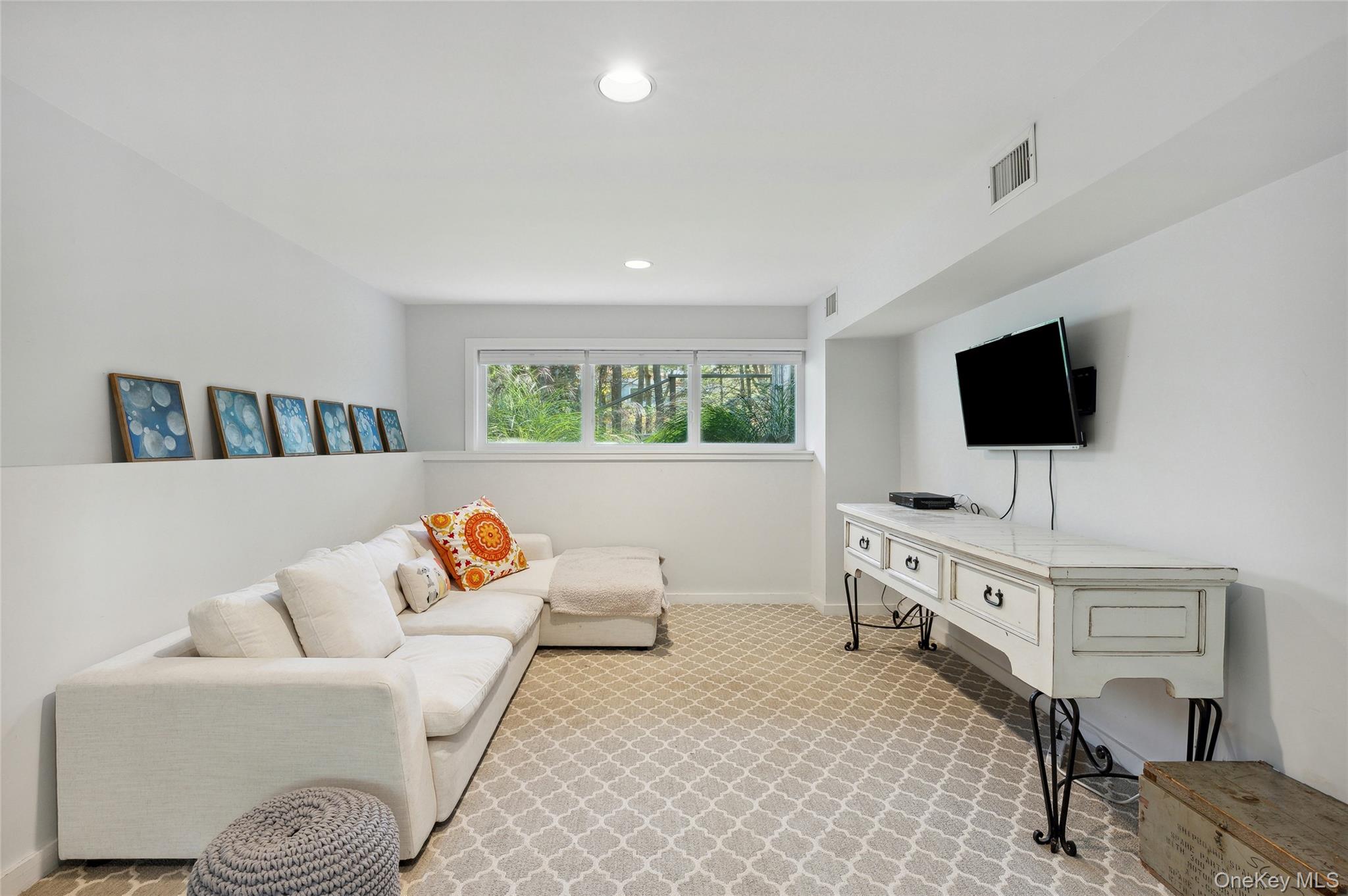 6 Woodland Way, Quogue, NY 11959