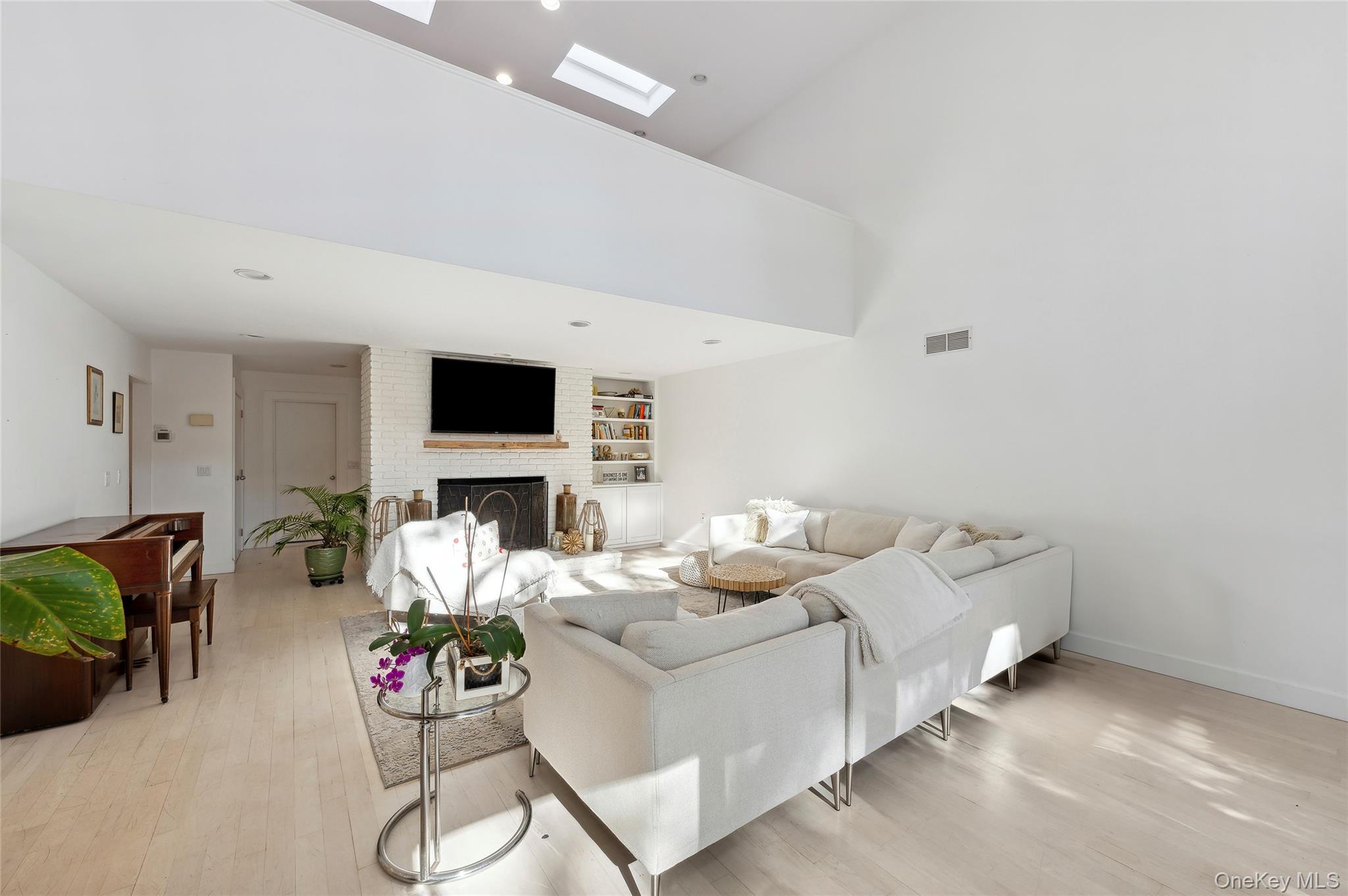 6 Woodland Way, Quogue, NY 11959