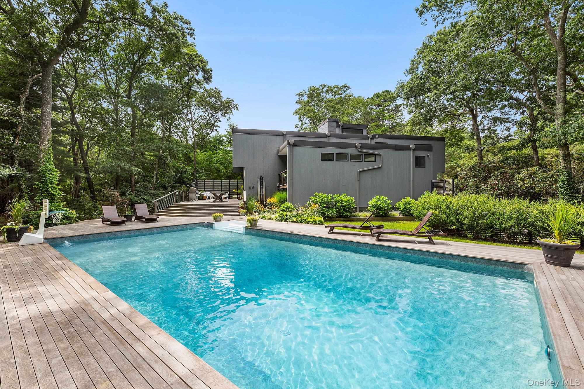 6 Woodland Way, Quogue, NY 11959