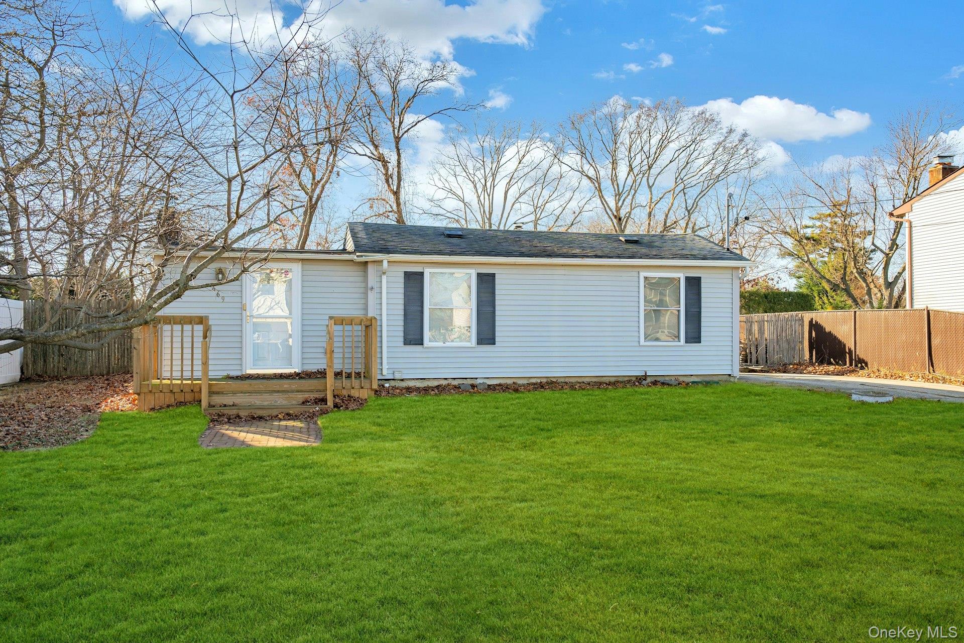 669 East Drive, Lindenhurst, NY 11757