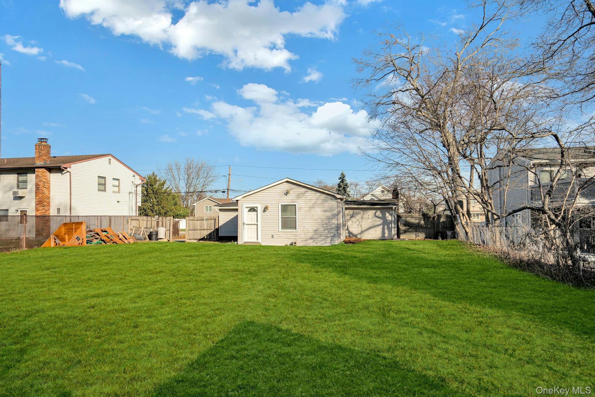 669 East Drive, Lindenhurst, NY 11757