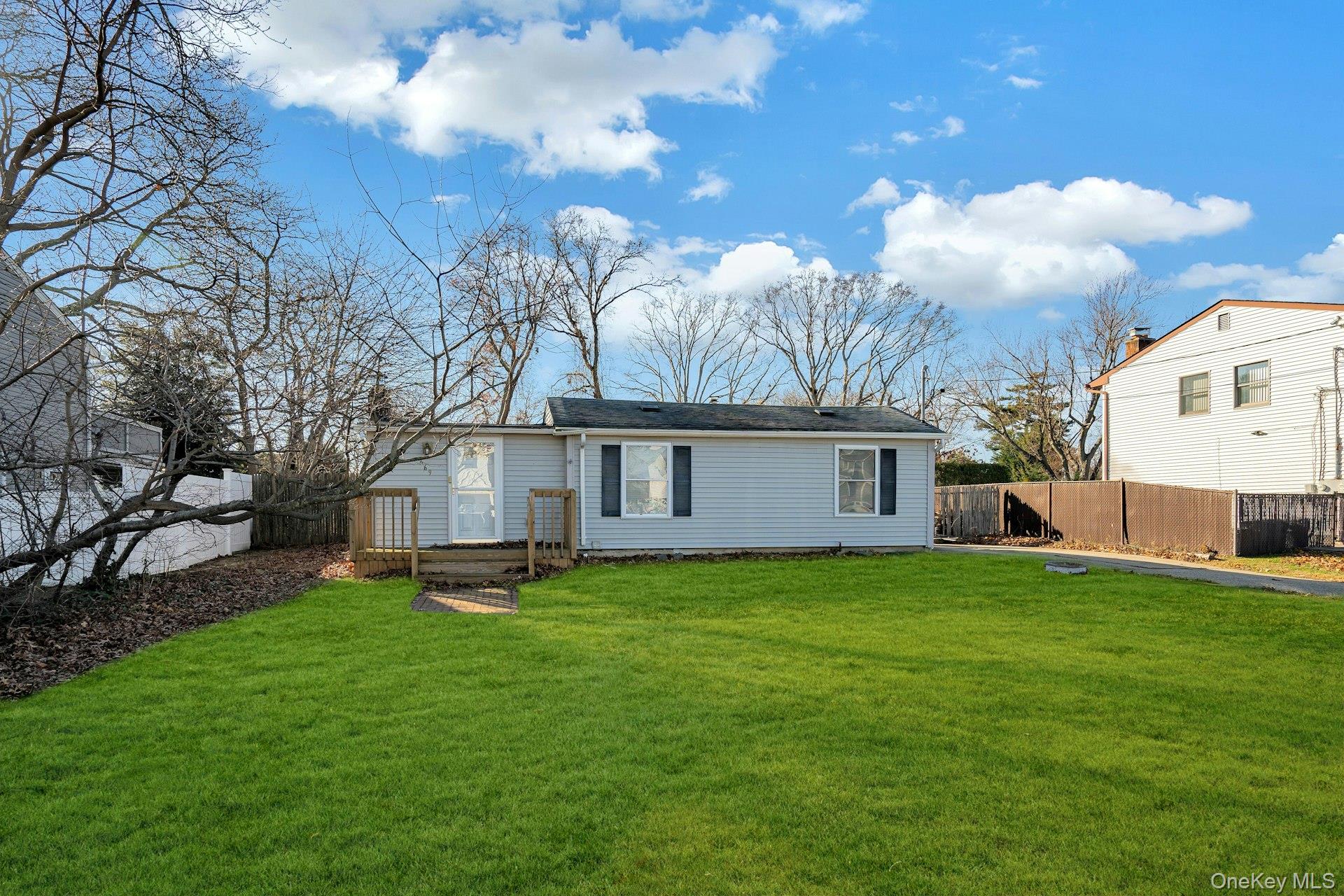 669 East Drive, Lindenhurst, NY 11757