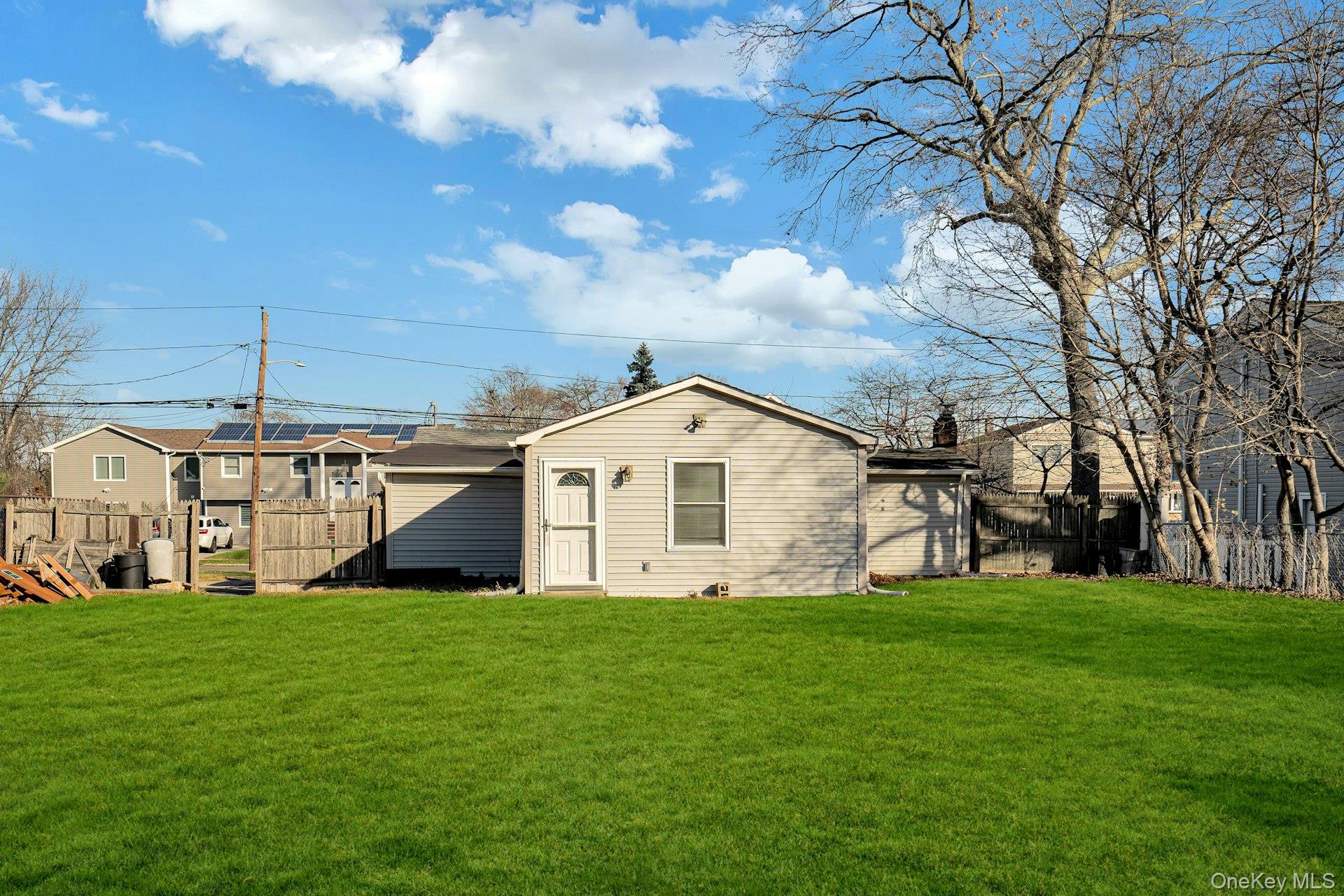 669 East Drive, Lindenhurst, NY 11757