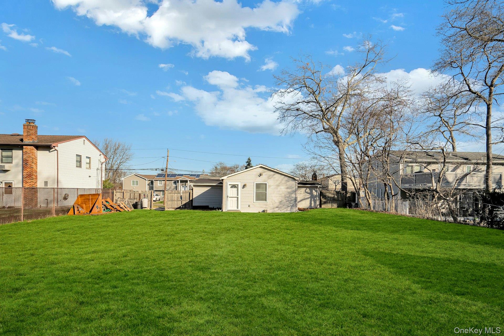 669 East Drive, Lindenhurst, NY 11757