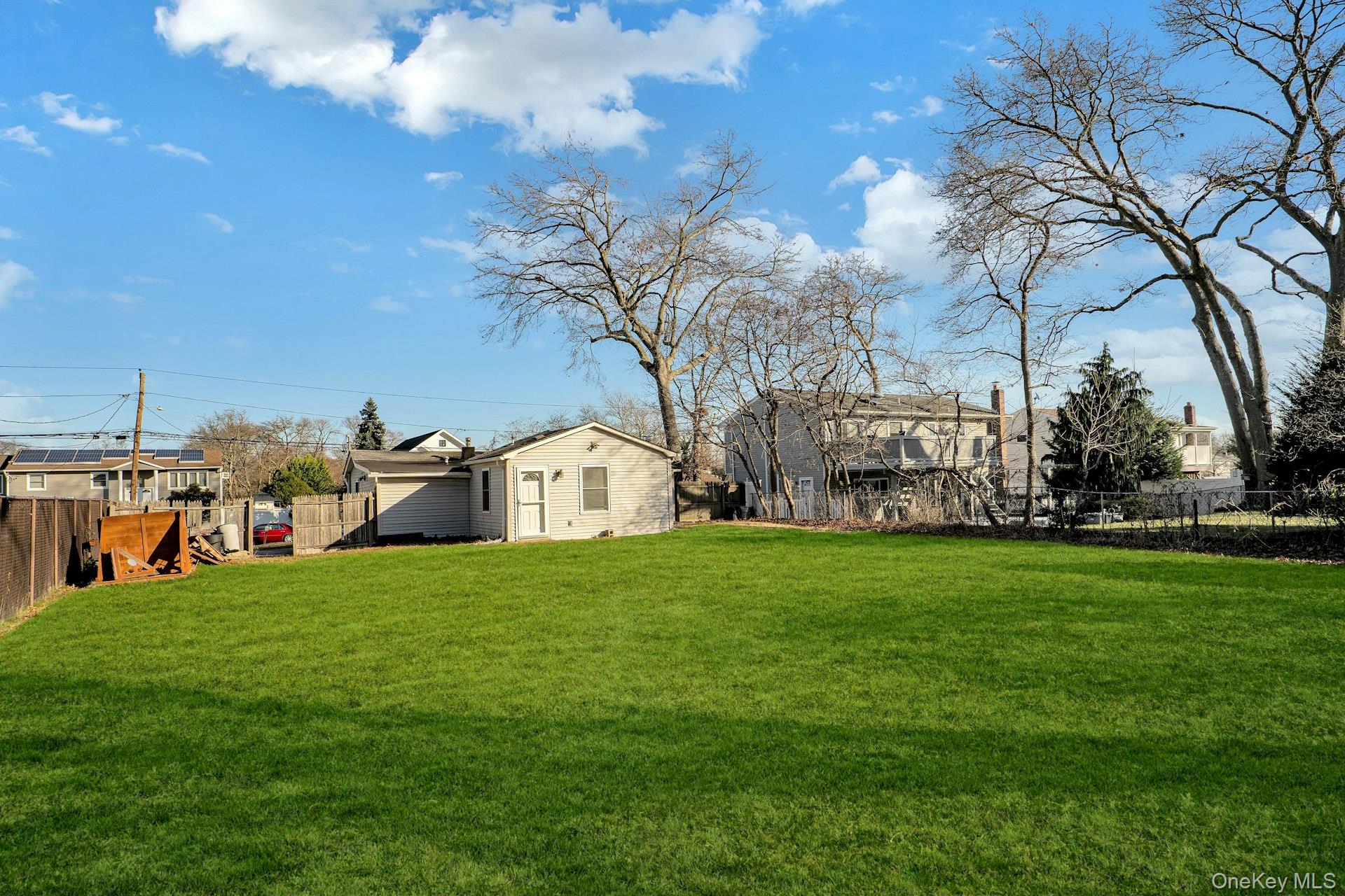 669 East Drive, Lindenhurst, NY 11757