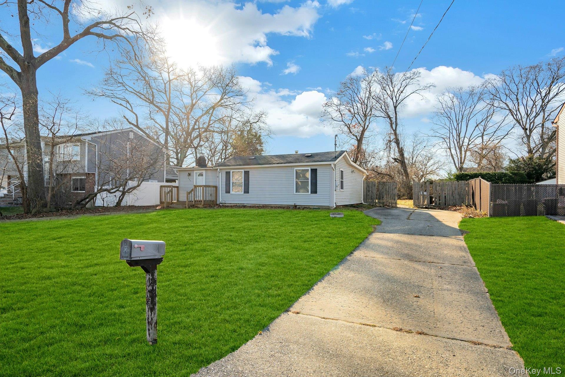 669 East Drive, Lindenhurst, NY 11757