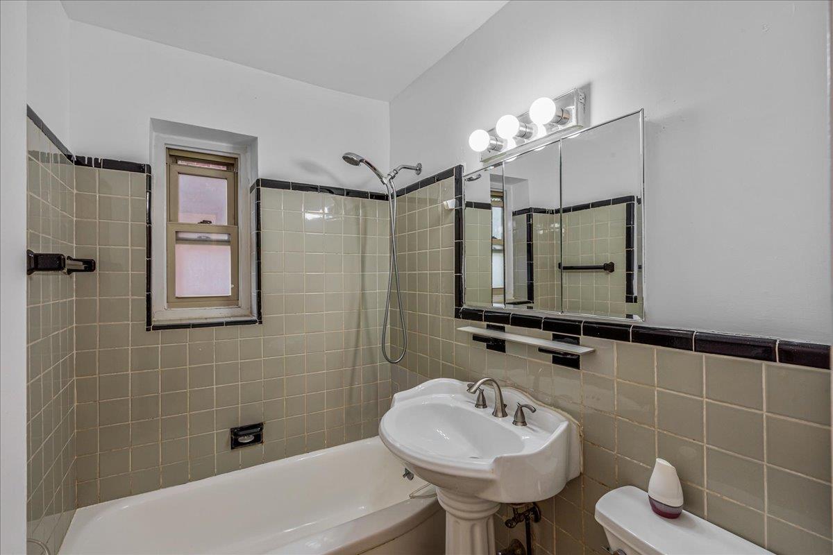144-55 Melbourne Ave # 2F, Flushing, NY 11367