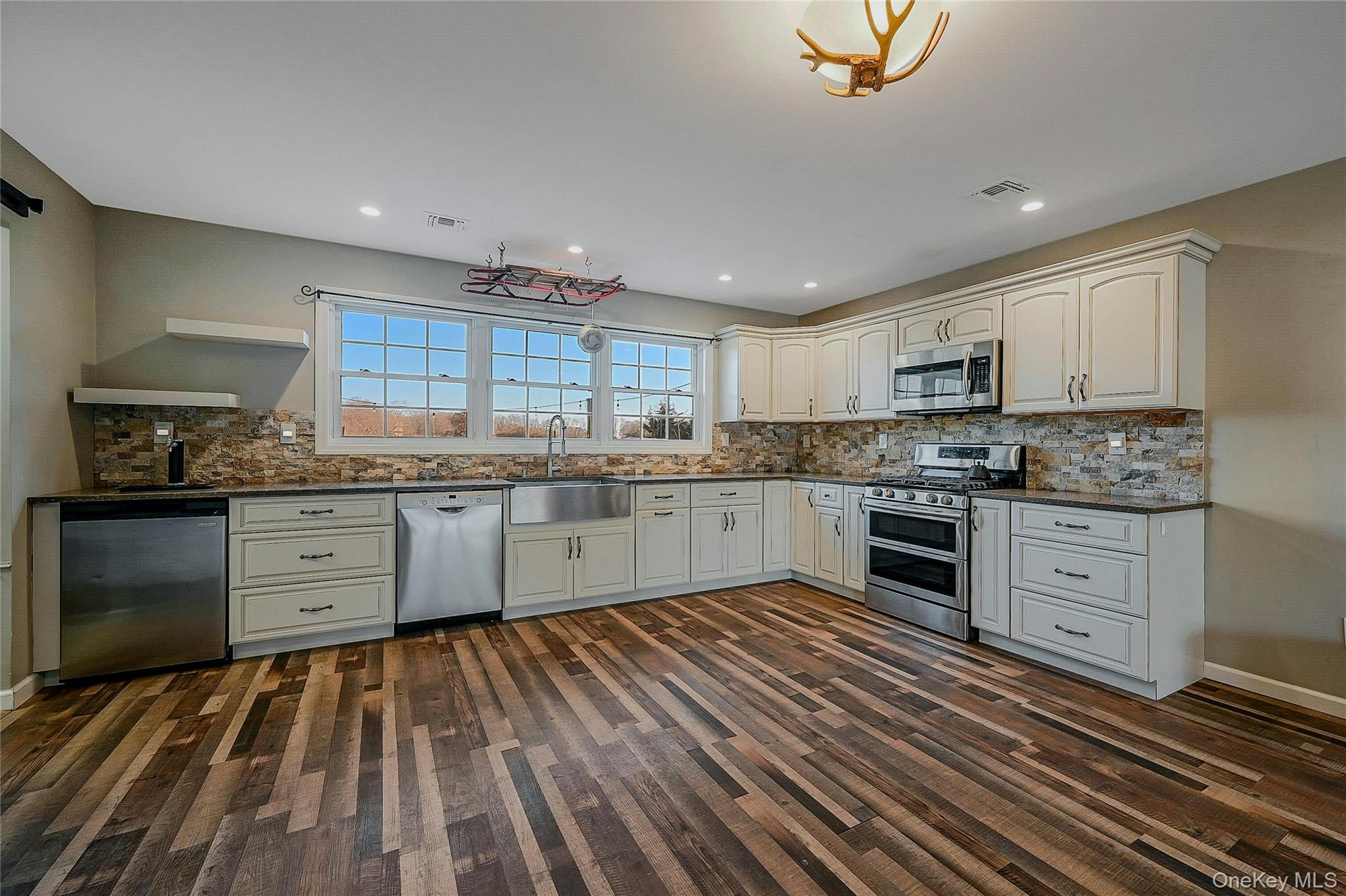 1727 Main Road, Jamesport, NY 11947