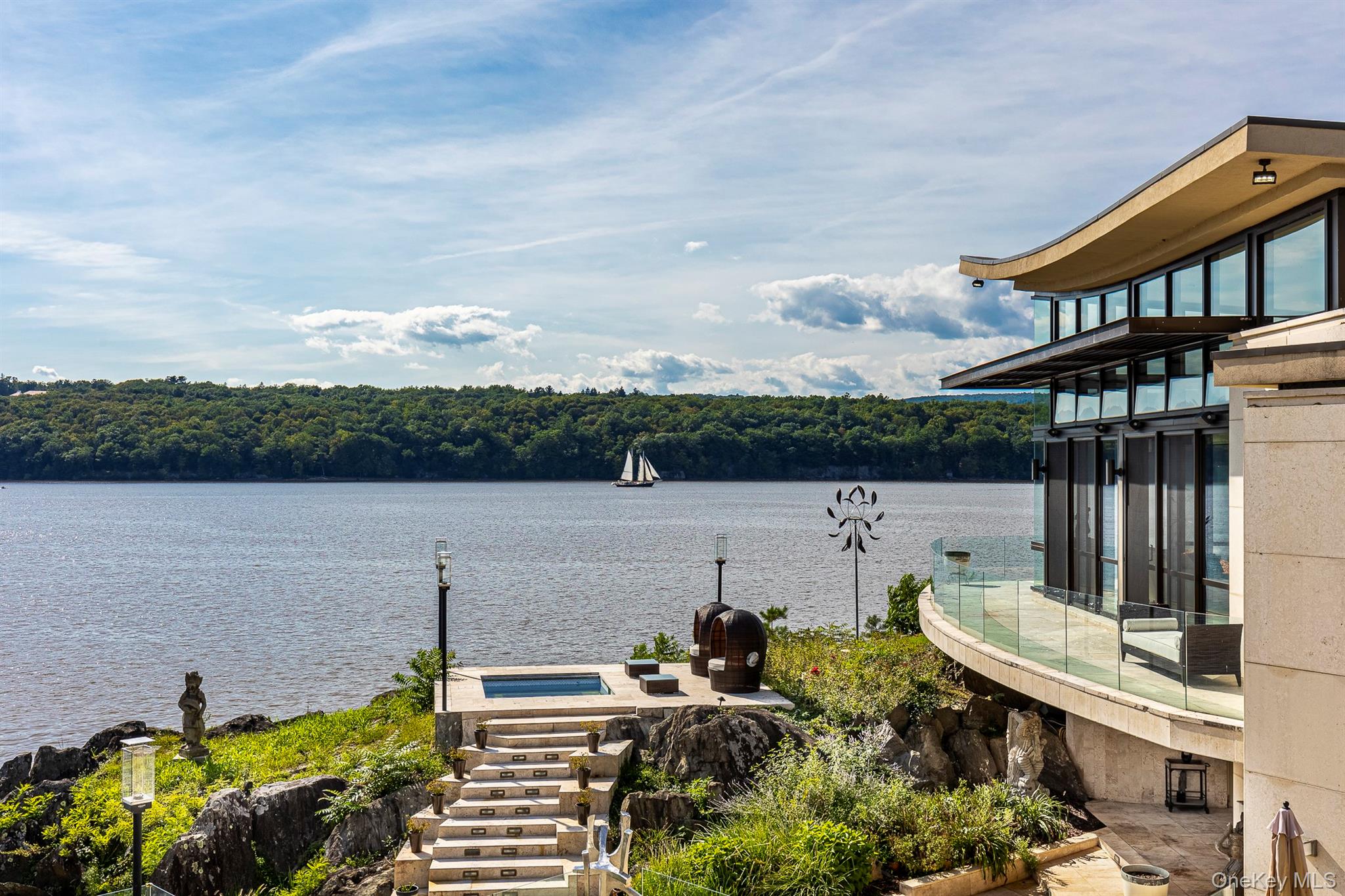 46 Ledgerock Lane, Hyde Park, NY 12538