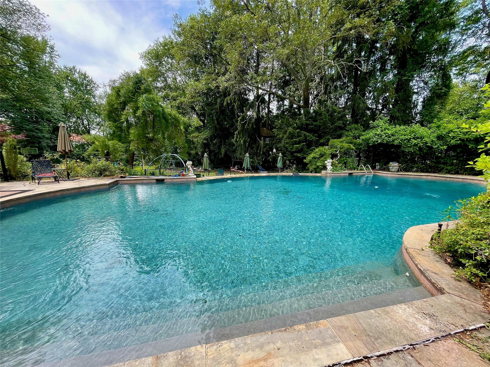 6 Hidden Pond, Muttontown, NY 11545