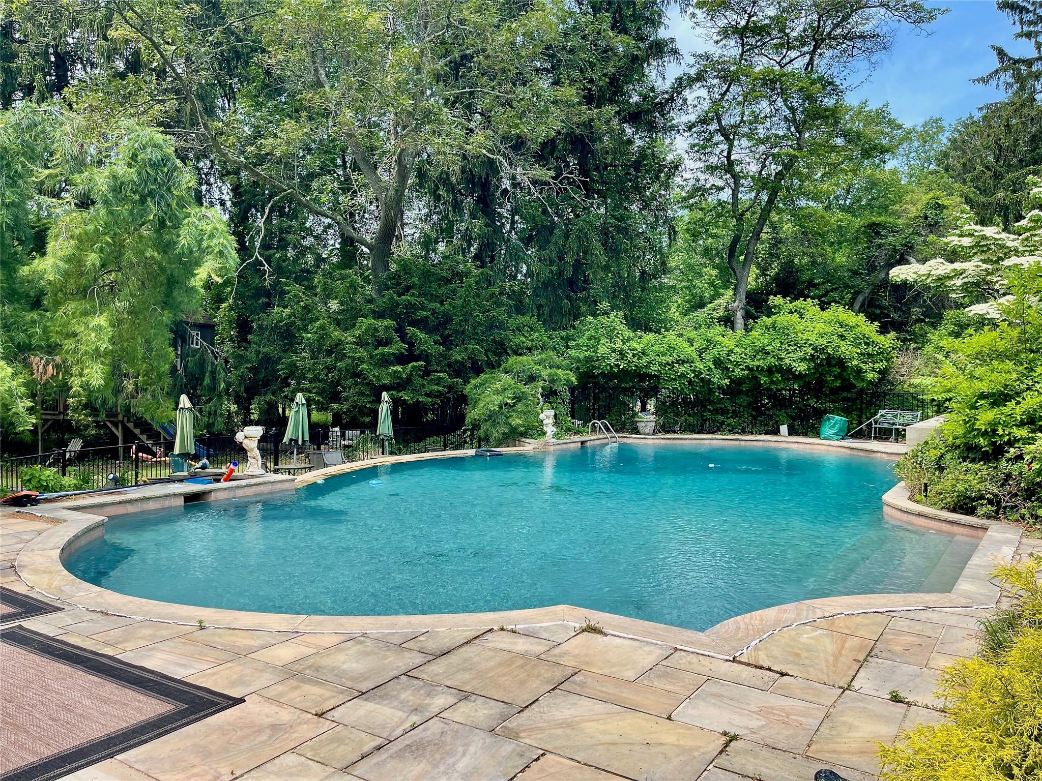 6 Hidden Pond, Muttontown, NY 11545