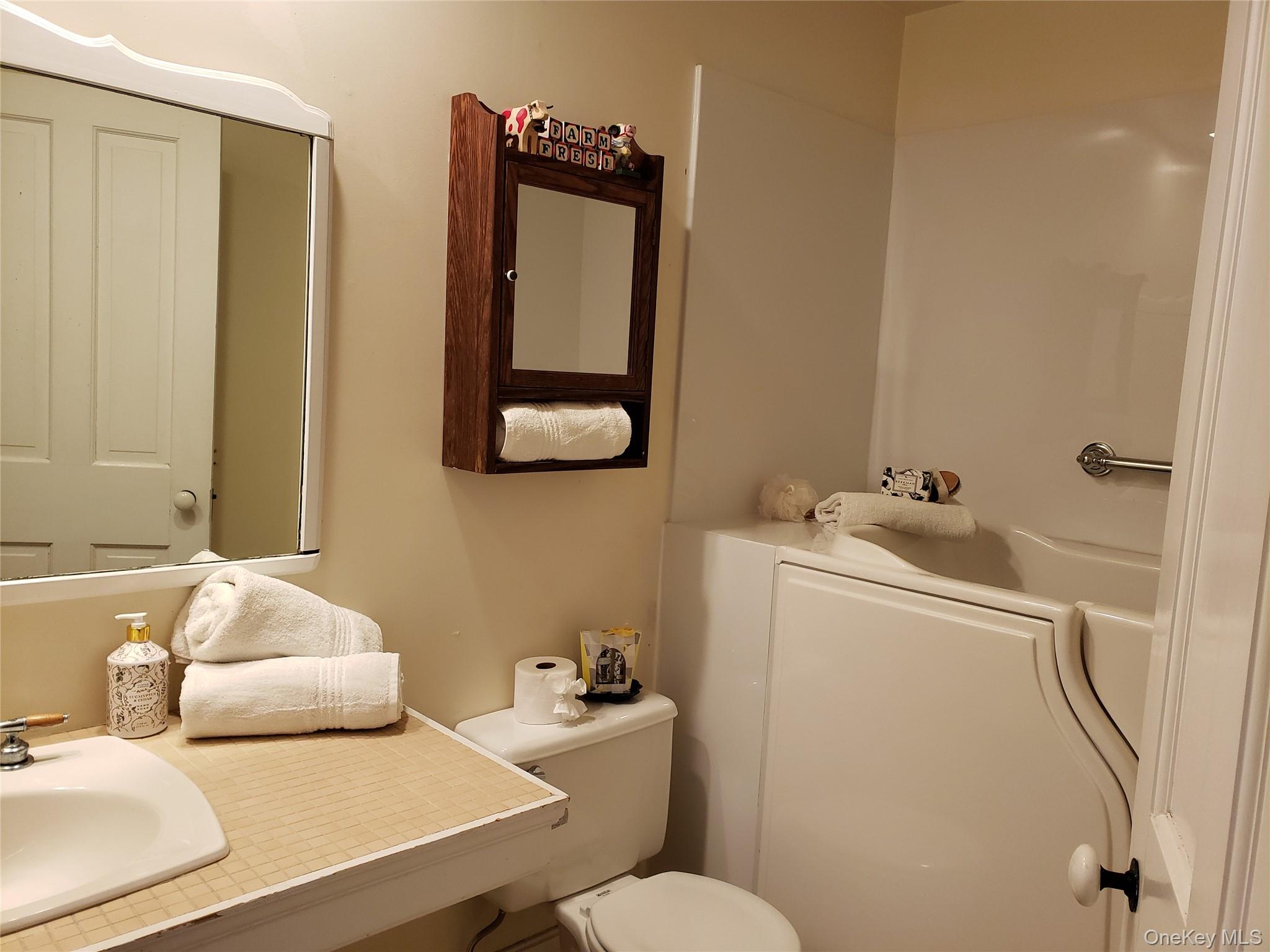 90 Peconic Avenue, Shelter Island, NY 11964