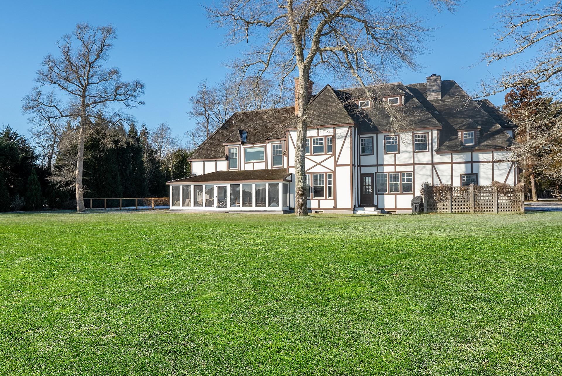 39 Homestead Road, Quiogue, NY 11978