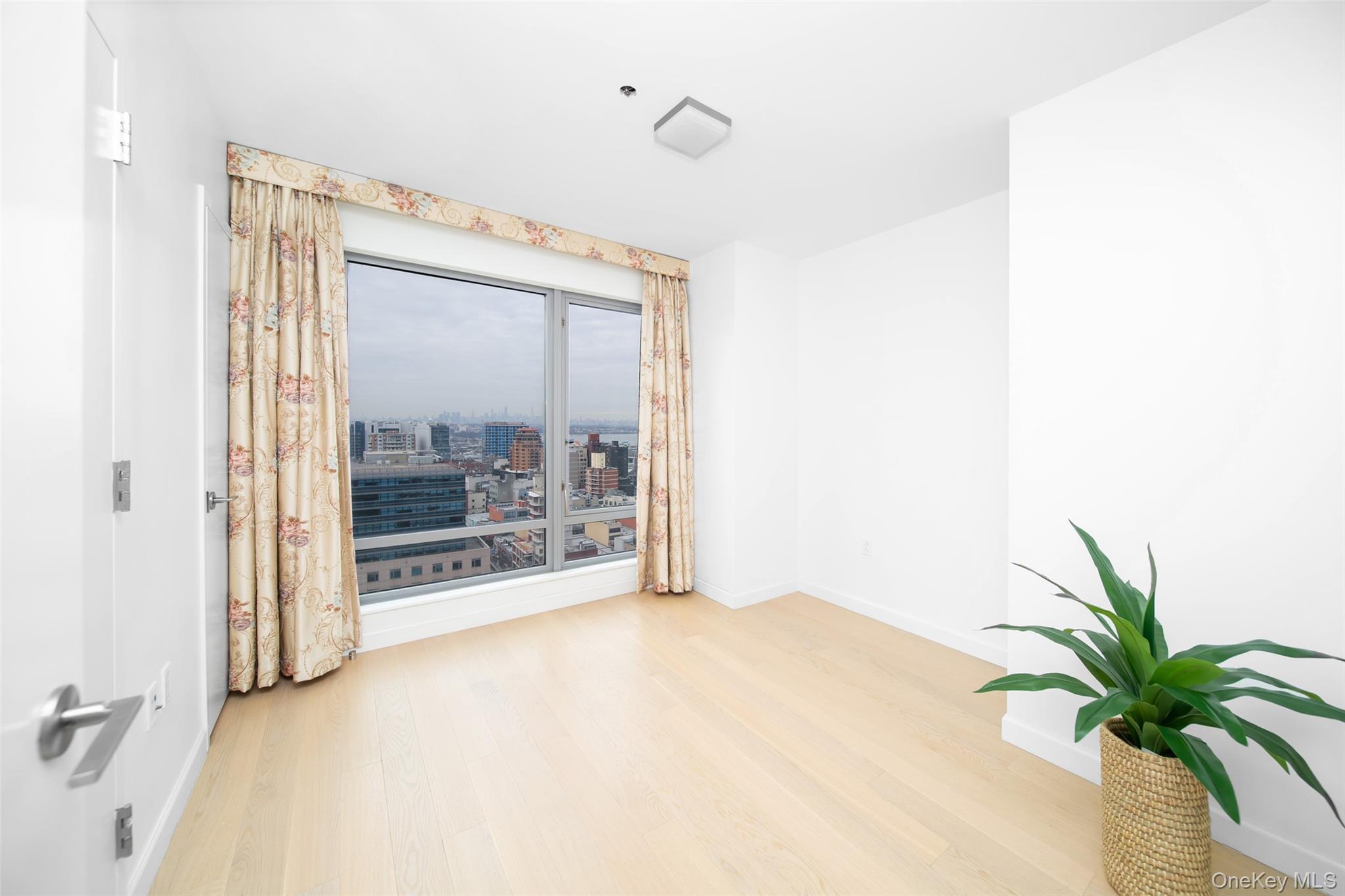 138-35 39th Avenue # 17H, Flushing, NY 11354