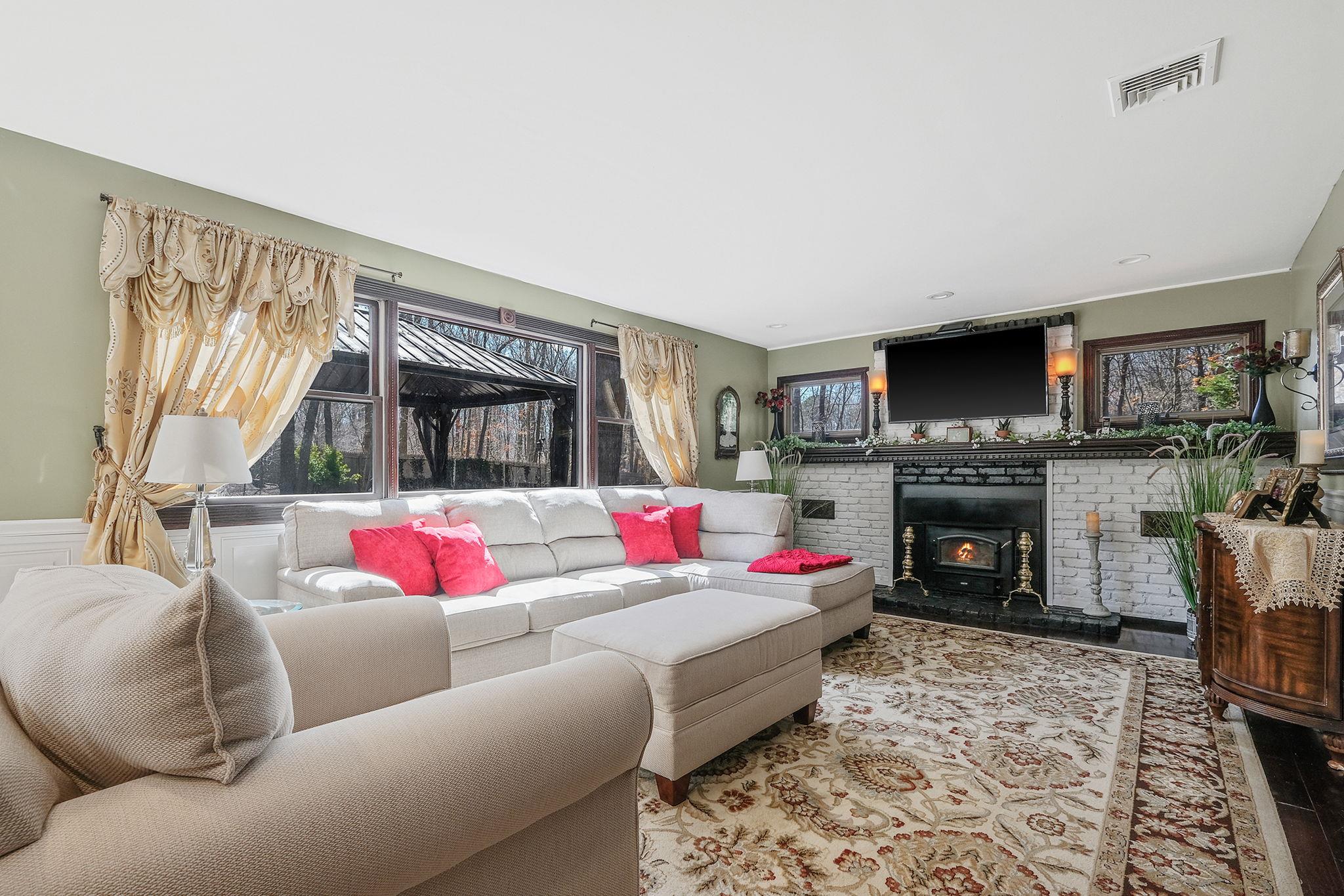 2 Linda Lane, Manorville, NY 11949