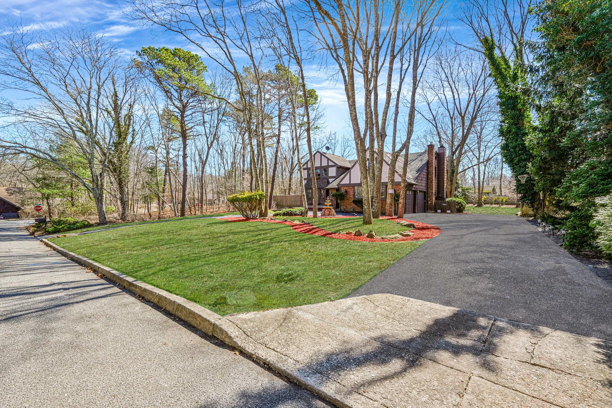 2 Linda Lane, Manorville, NY 11949