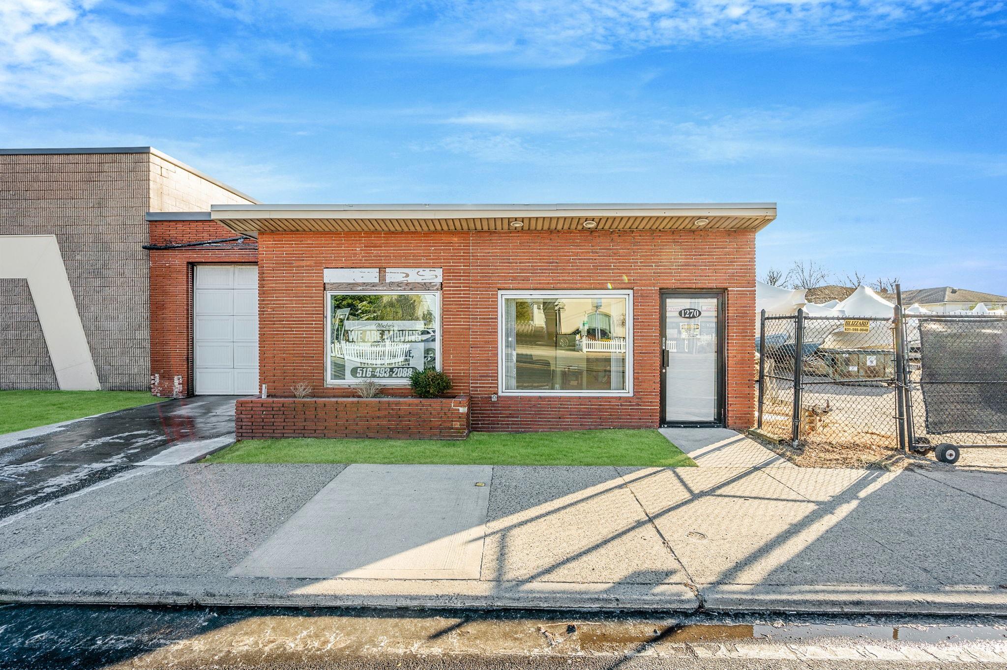 1272 Montauk Highway, Copiague, NY 11726