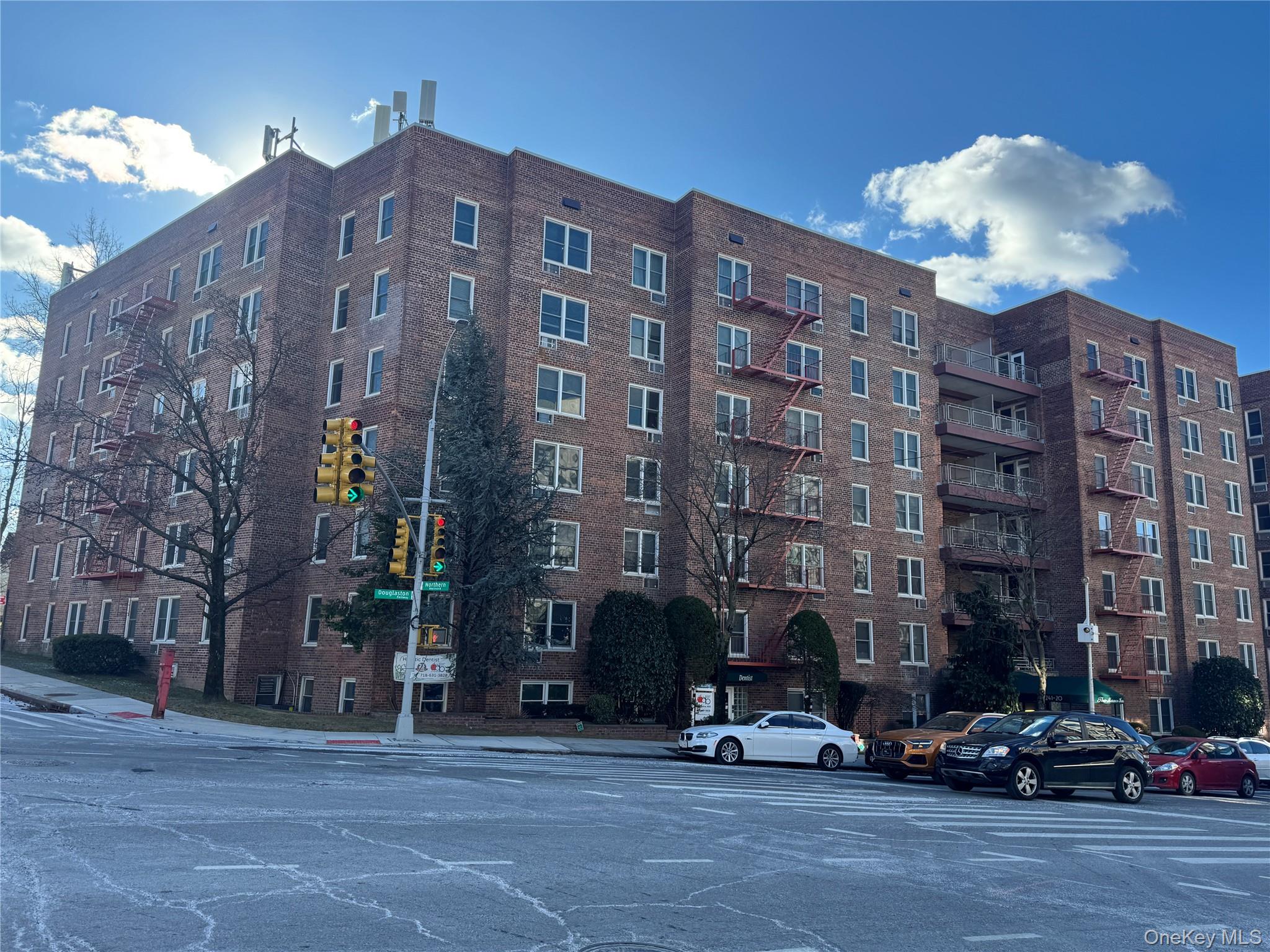 241-20 Northern Blvd # 6H, Douglaston, NY 11363