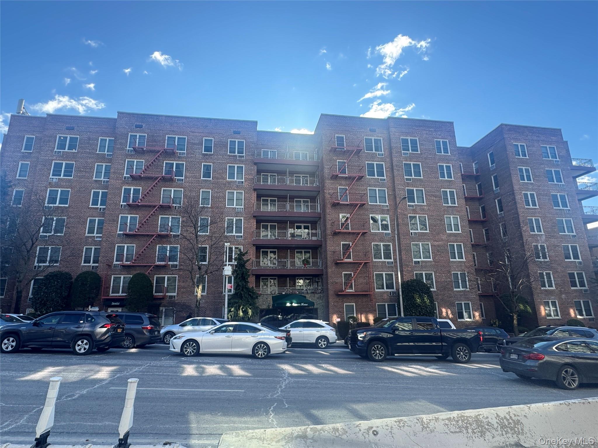 241-20 Northern Blvd # 6H, Douglaston, NY 11363