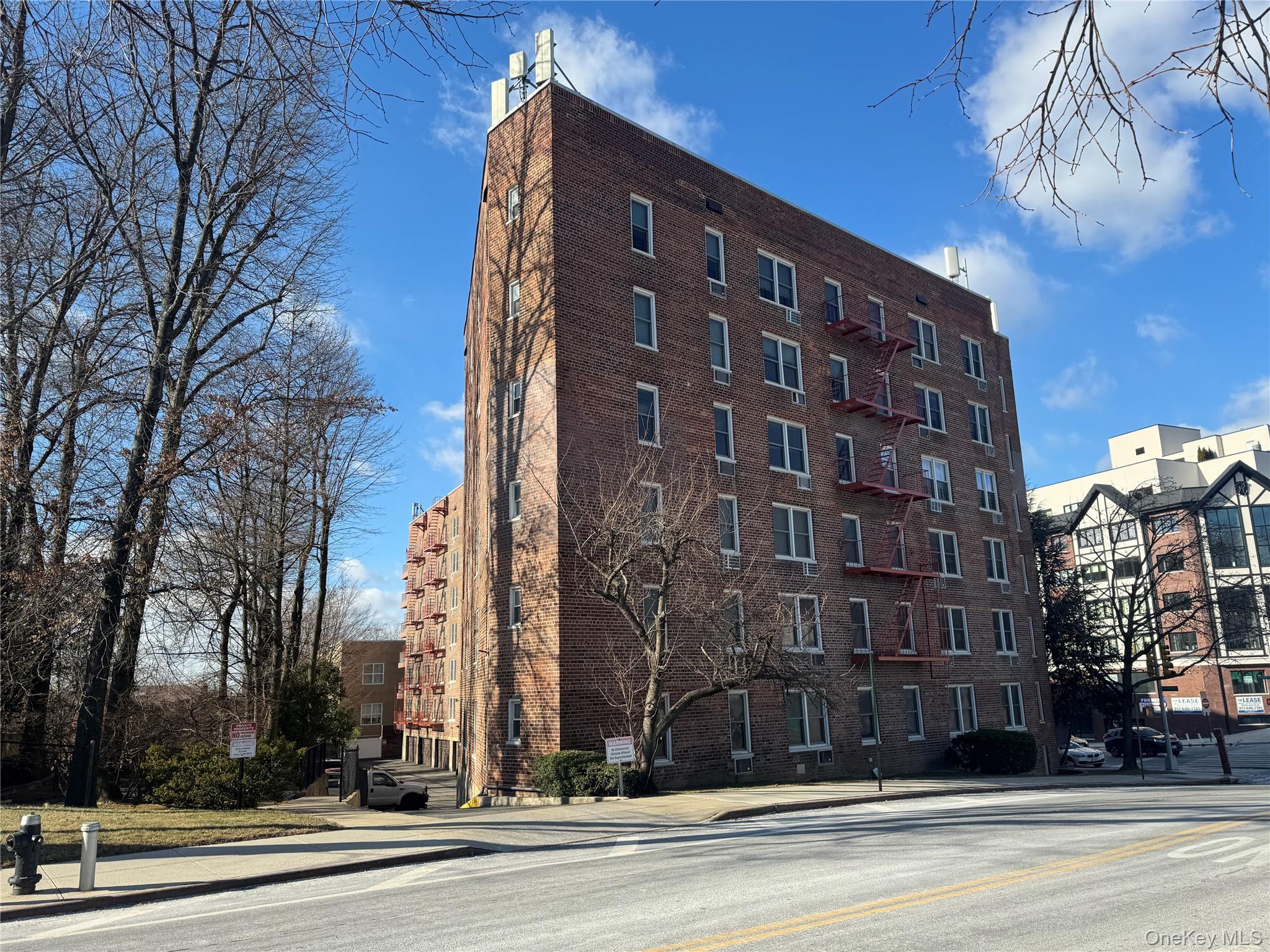 241-20 Northern Blvd # 6H, Douglaston, NY 11363