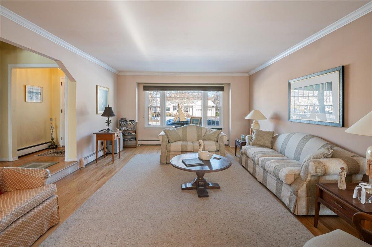 10 Angela Lane, Bay Shore, NY 11706