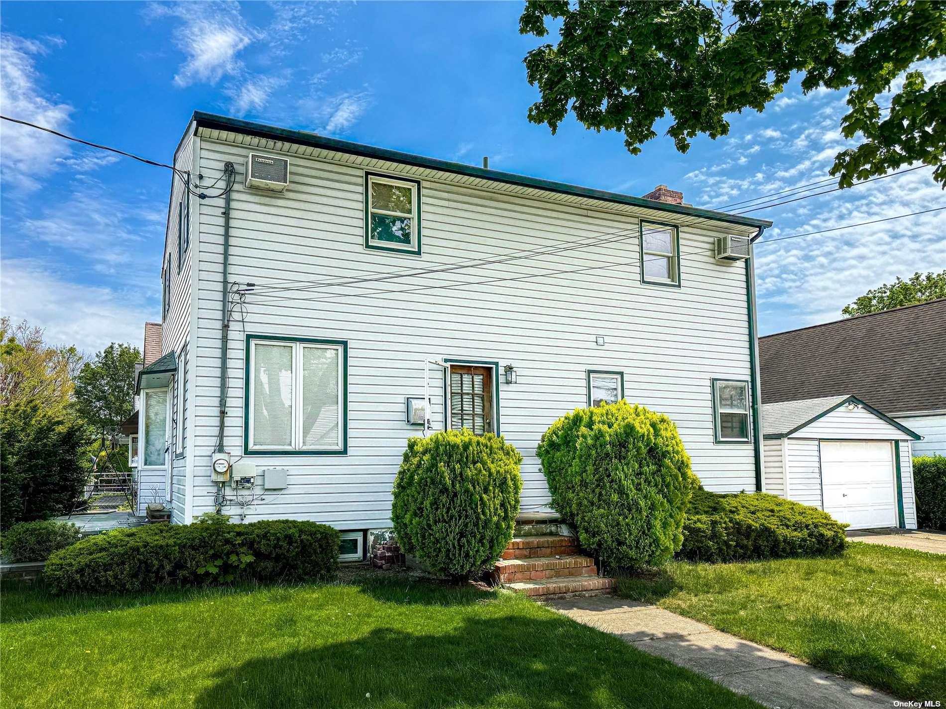 554 8th Avenue, New Hyde Park, NY 11040