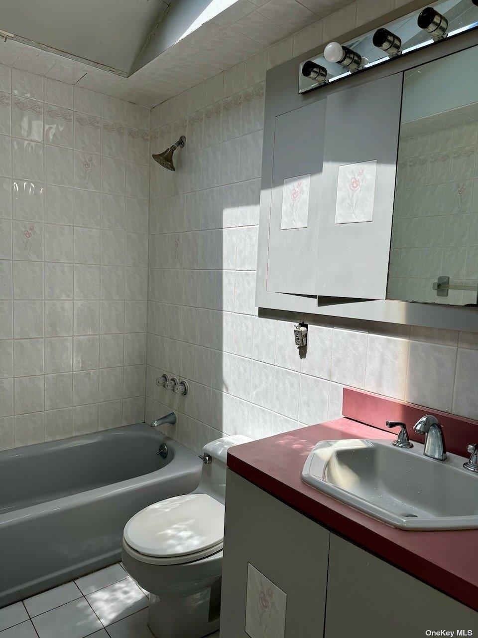 554 8th Avenue, New Hyde Park, NY 11040