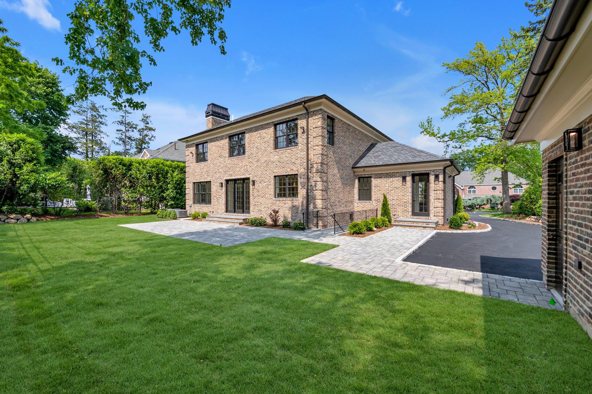 85 Dorchester Drive, Manhasset, NY 11030