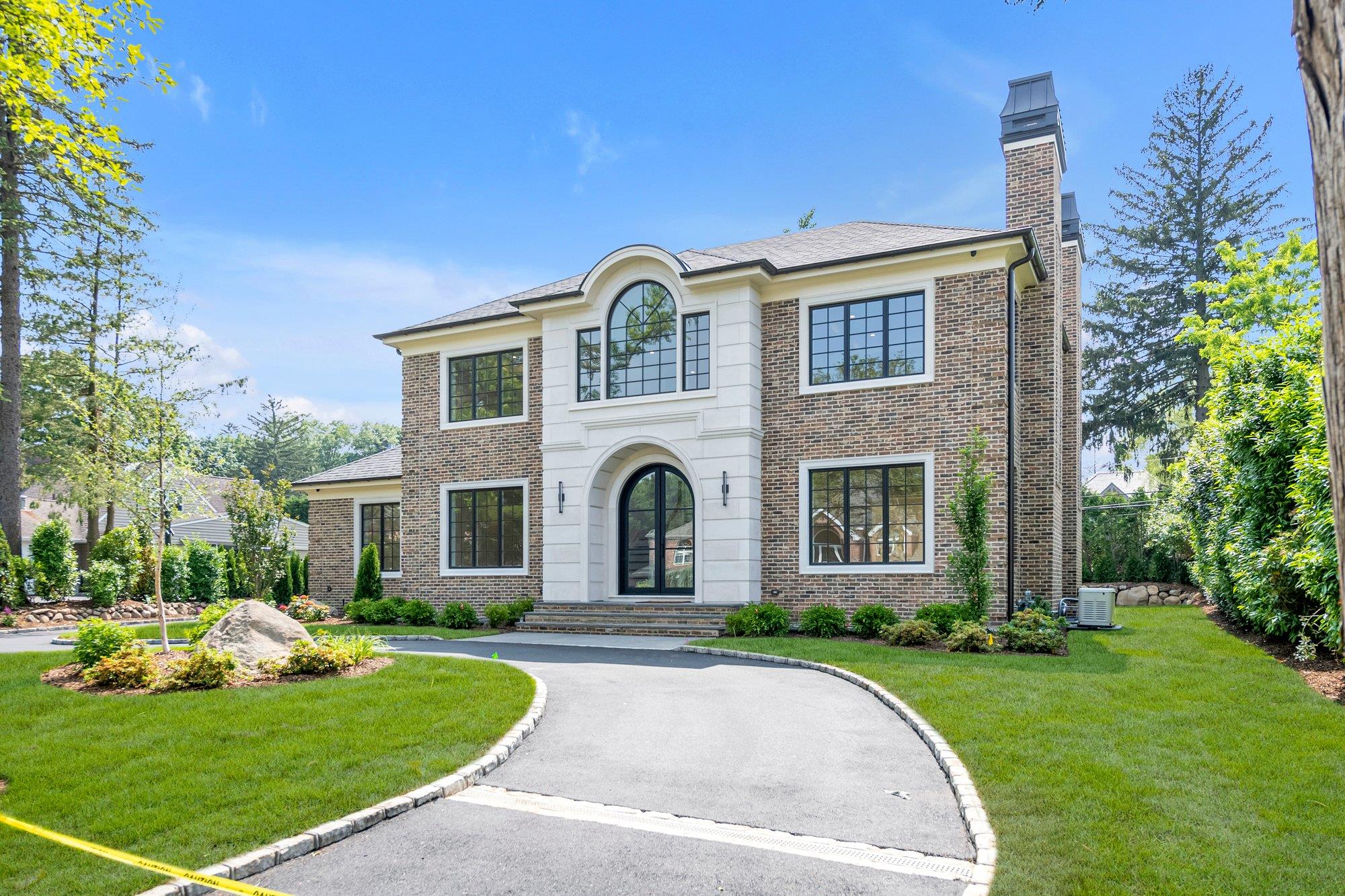 85 Dorchester Drive, Manhasset, NY 11030