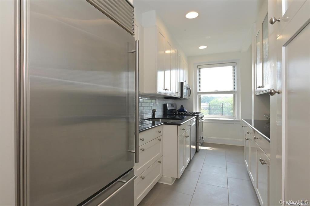 8 BARSTOW Road # 7-E, Great Neck, NY 11021