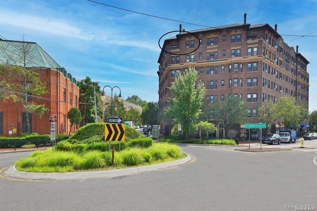 8 BARSTOW Road # 7-E, Great Neck, NY 11021