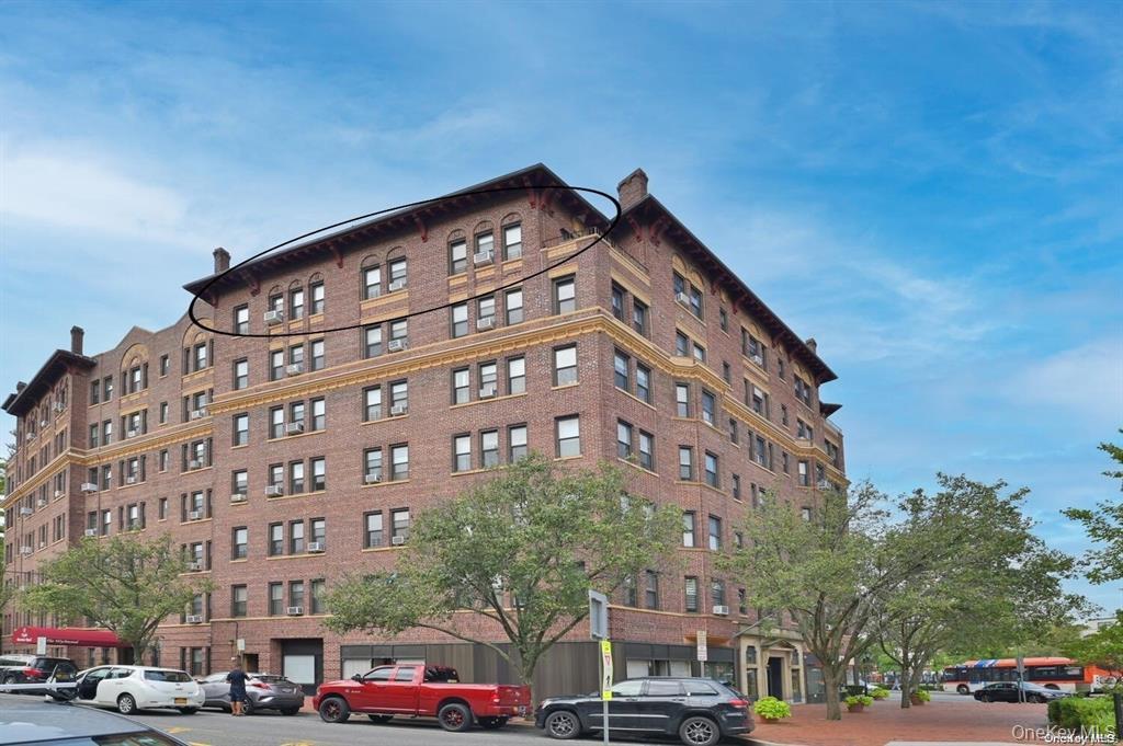 8 BARSTOW Road # 7-E, Great Neck, NY 11021