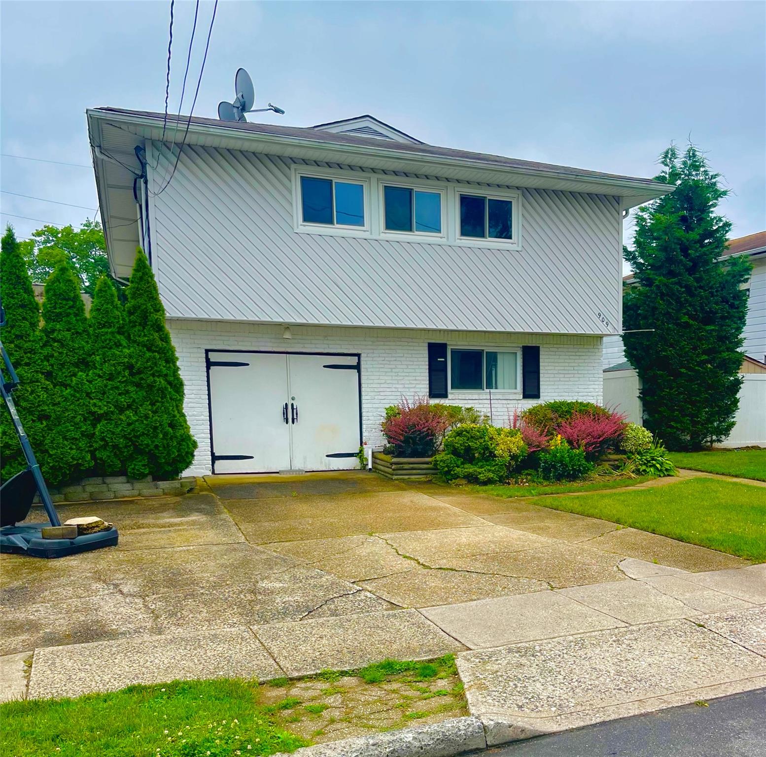 909 N Central Avenue, Woodmere, NY 11598