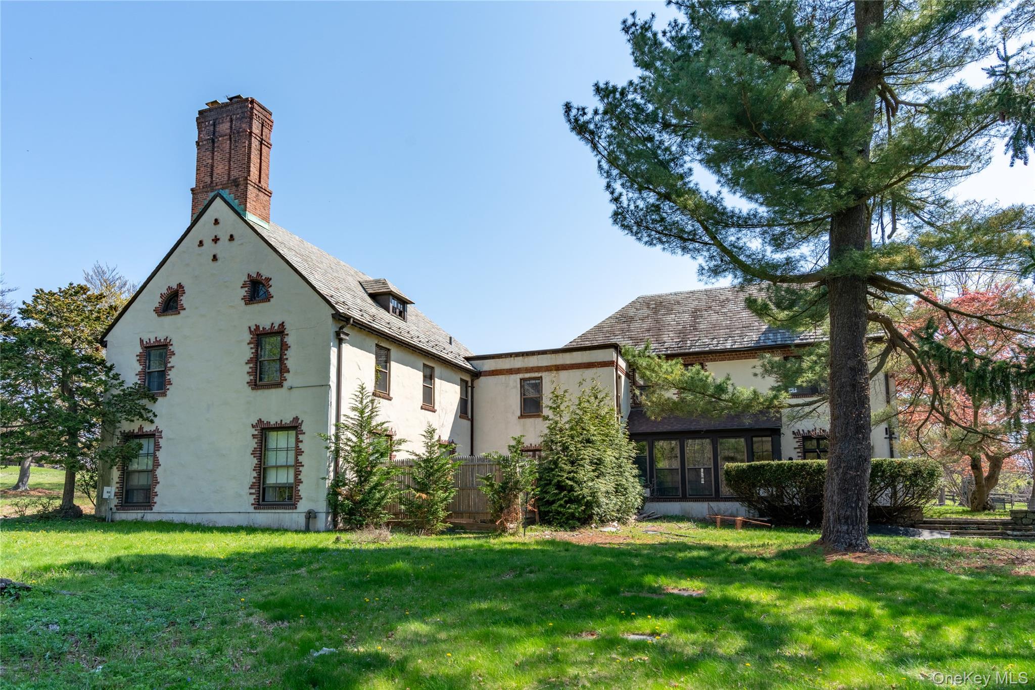 203 Store Hill Road, Old Westbury, NY 11568