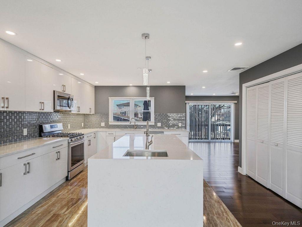 829 S Long Beach Avenue, Freeport, NY 11520